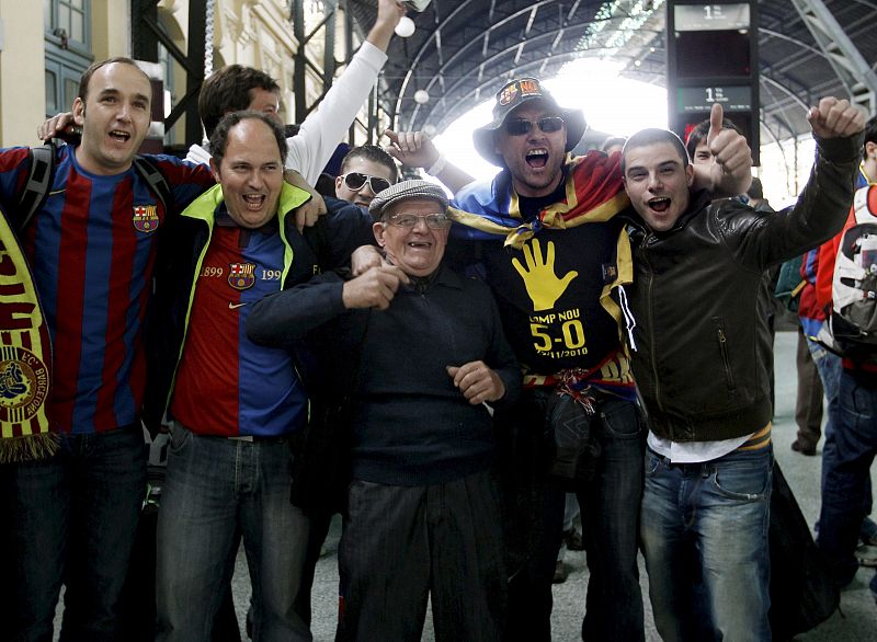 Aficionados del FC Barcelona a su llegada a la estación Norte de Valencia