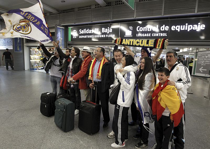 Un grupo de aficionados del Real Madrid se dirige a ver en Valencia la final de la Copa del Rey.