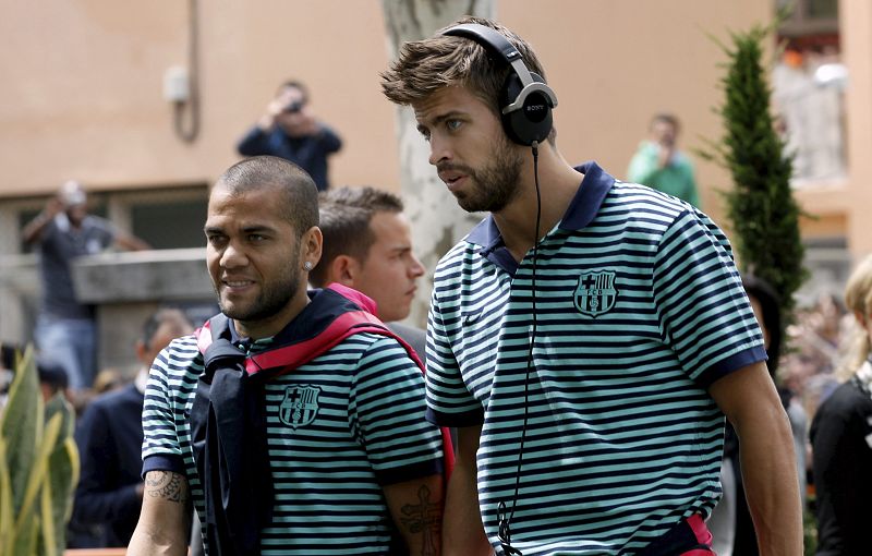 Los defensa Gerard Piqué y el brasileño Daniel Alves a la llegada de los jugadores del FC Barcelona al hotel.