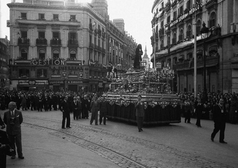 Procesión de Jesús de Medinaceli con su nueva carroza.  Madrid, 30 de marzo de 1945. Archivo Regional de la Comunidad de Madrid - Fondo Fotográfico Martín Santos Yubero