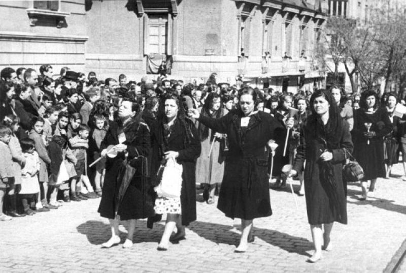 Paso del Cristo de Medinaceli en procesión (1940- 1957) Archicofradía Primaria de la Real e Ilustre Esclavitud de Nuestro Padre Jesús Nazareno de Medinaceli