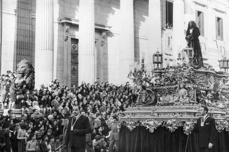 Paso del Cristo de Medinaceli en procesión (1940 - 1957). Archicofradía Primaria de la Real e Ilustre Esclavitud de Nuestro Padre Jesús Nazareno de Medinaceli