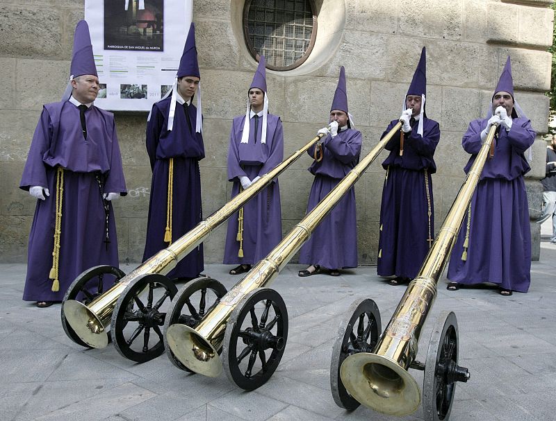 Un grupo de bocinas participa el Miércoles Santo en la "convocatoria" a los miembros de la Real y Muy Ilustre Cofradía de Nuestro Padre Jesús Nazareno, que procesiona por las calles de Murcia el Viernes Santo por la mañana