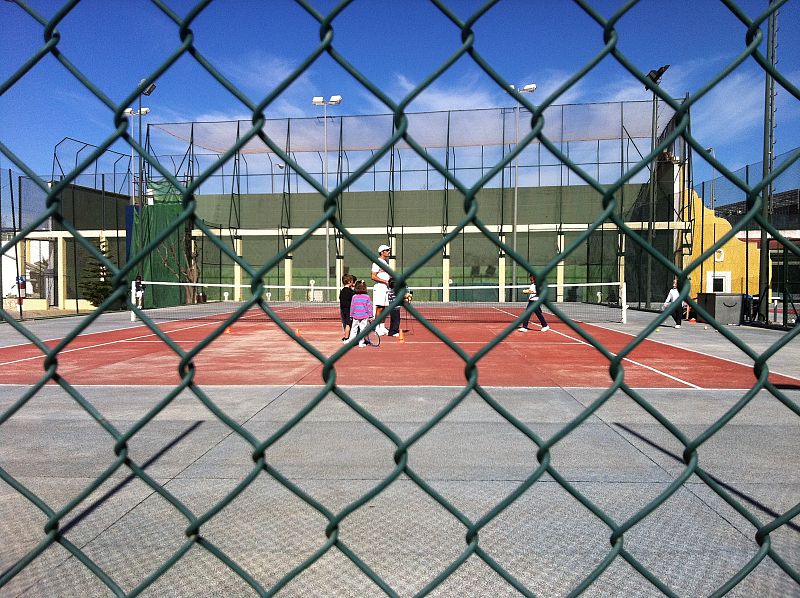 10:00 de la mañana, Club tenis Es Forti, Mallorca, como padre esto no son los futuros Rafa de mallorca, sino su educación tenística