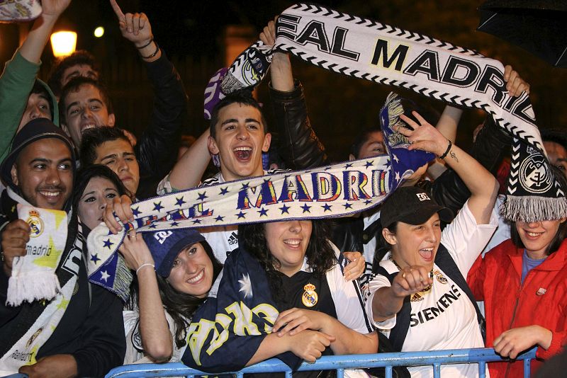 Aficionados del Real Madrid se concentran en la madrileña plaza de La Cibeles, donde celebran la victoria del equipo blanco en la final de la Copa del Rey.