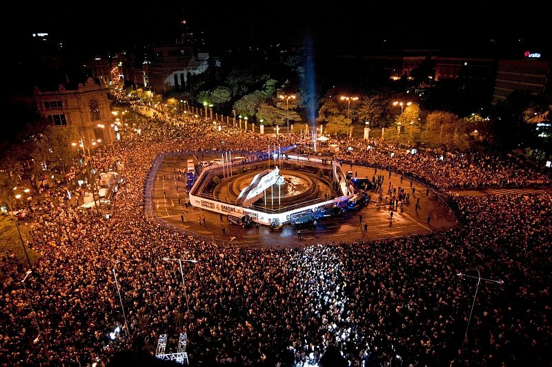 Miles de aficionados del Real Madrid, han esperado durante cuatro horas en la madrileña plaza de Cibeles la llegada de los jugadores blancos.