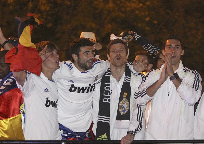 Los jugadores del Real Madrid, Canales, Albiol, Xabi Alonso y Arbeloa, a su llegada a la plaza de La Cibeles.