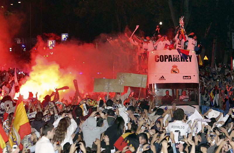 El autobús donde llegaban los jugadores del Real Madrid a la Plaza de Cibeles ha sido recibido por los aficionados entre gritos y cánticos.