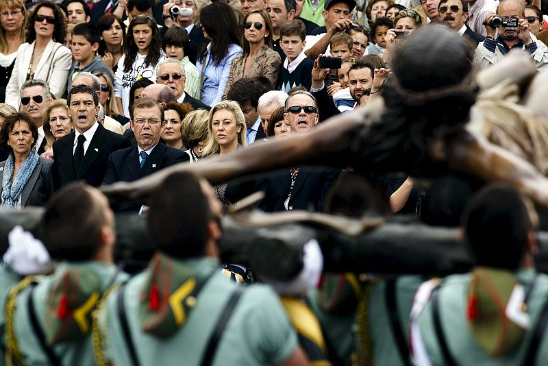 Legionarios portan al Santísimo Cristo de la Buena Suerte