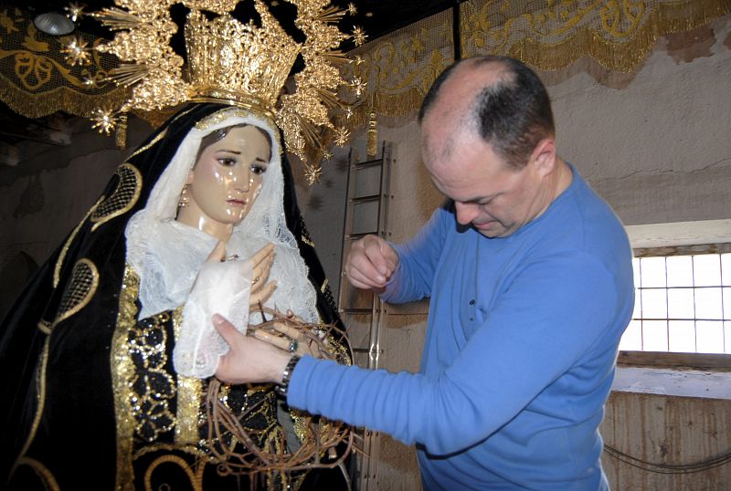 Más de media vida dedicado a vestir imágenes en Ciudad Real, con el sueño de vestir a la Macarena