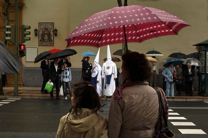 Nazarenos de la hermandad de 'Los Negritos' en Sevilla