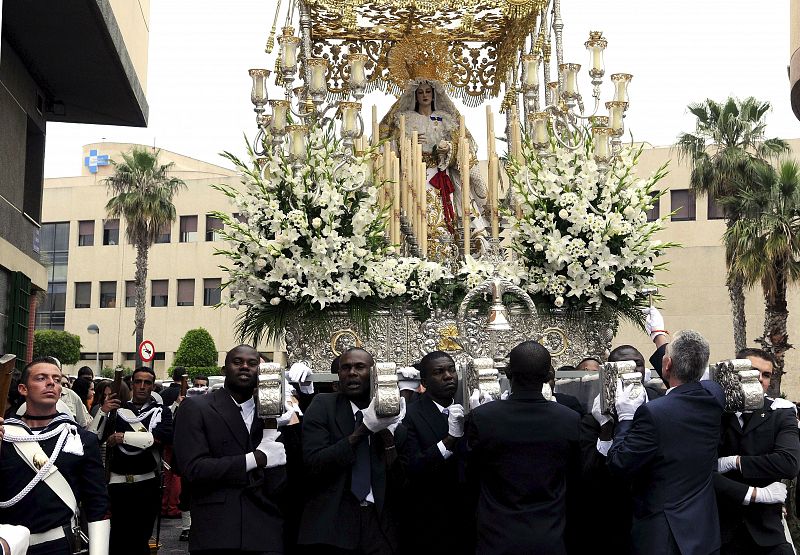 Imnigrantes del Centro de Estancia Temporal de Melilla procesionan por tercer año consecutivo