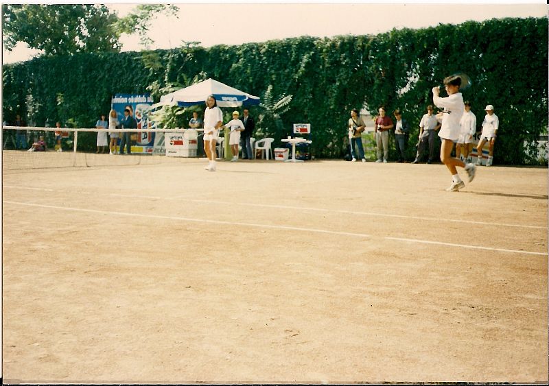 Con Ilie Nastase, jugando en mi club de tenis, de Braila, Rumanía.