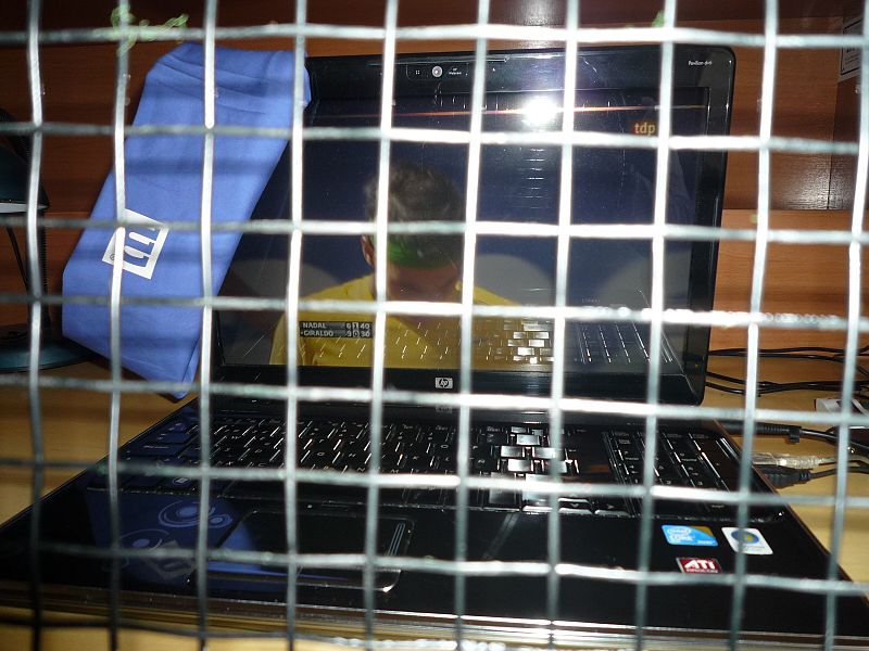 Viendo el partido de Nadal vs. Giraldo ¡perfectamente equipada!