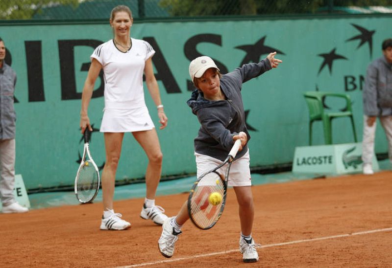 MI HIJO ANDER EN R.GARROS  CON 9 AÑOS CUANDO JUGÓ CON AGASI Y GRAFF UN TORNEO BENEFICO.