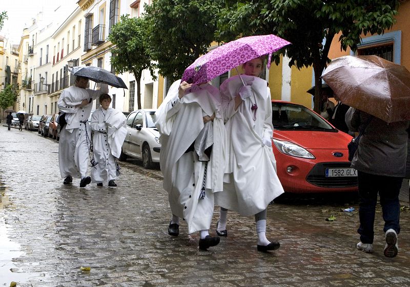 LA LLUVIA IMPIDE LA SALIDA DE LAS PROCESIONES EN SEVILLA