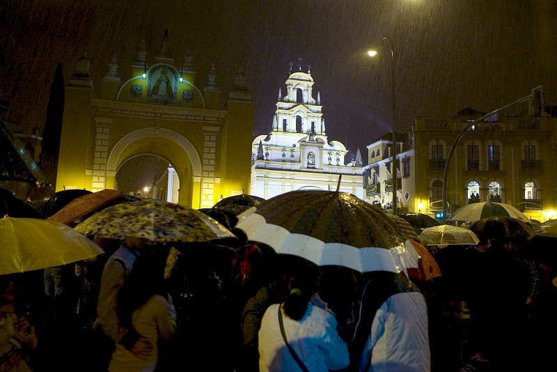 LA LLUVIA DEJA A SEVILLA SIN SU "MADRUGÁ" POR PRIMERA VEZ DESDE 1933