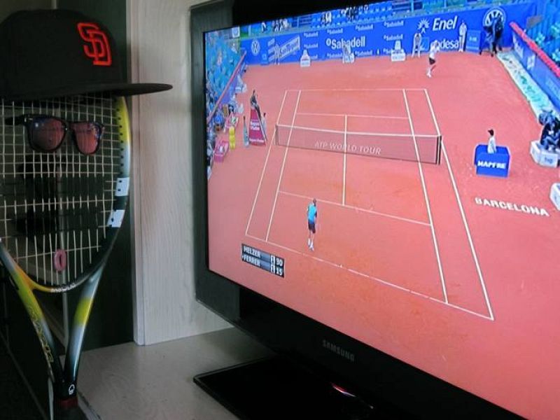 Hasta las propias raquetas no se pierden los grandes partidos, con gafas, gorra y ¡a lo loco!