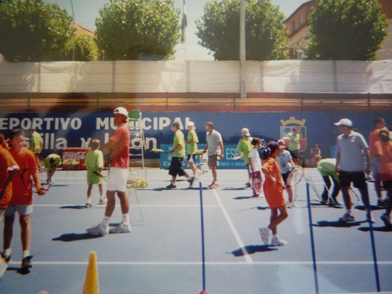 Verdasco durante el torneo del Espinar del 2002. Yo soy la pequeñaja de la gorra y camiseta naranja, todavía sigo jugando