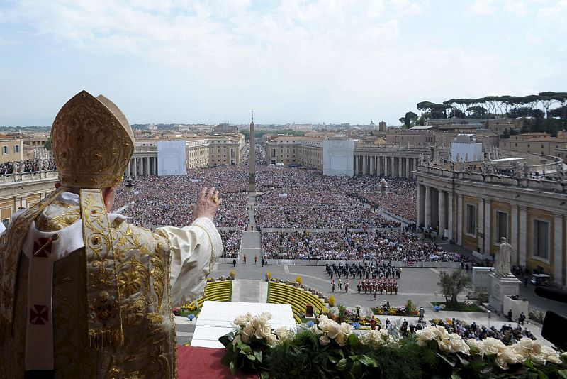 EL PAPA BENEDICTO XVI IMPARTE LA BENDICIÓN "URBI ET ORBI"