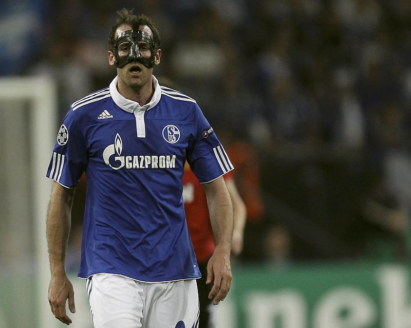 Metzelder of Schalke 04 looks on during their Champions League semi-final first leg soccer match against Manchester United in Gelsenkirchen