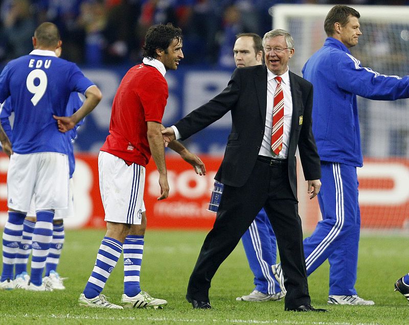 Schalke 04's Raul is comforted by Manchester United manager Alex Ferguson following their Champions League semi-final first leg soccer match in Gelsenkirchen