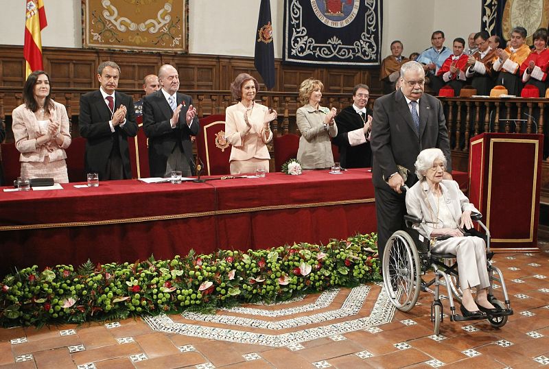 LA NOVELISTA ANA MARÍA MATUTE RECIBE EL PREMIO CERVANTES DE MANOS DEL REY