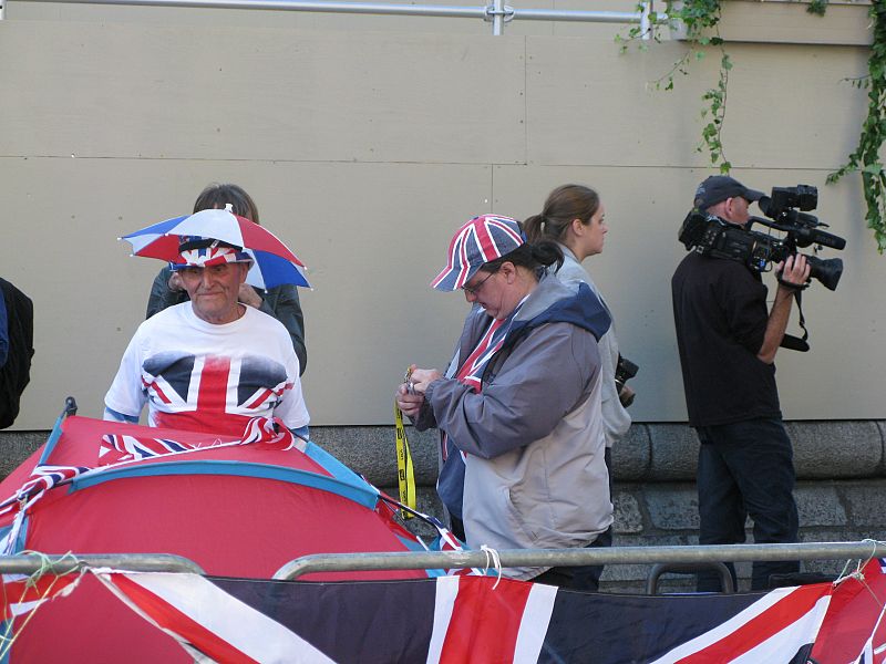 Los colores de la bandera británica predominan entre los que ya esperan a los novios