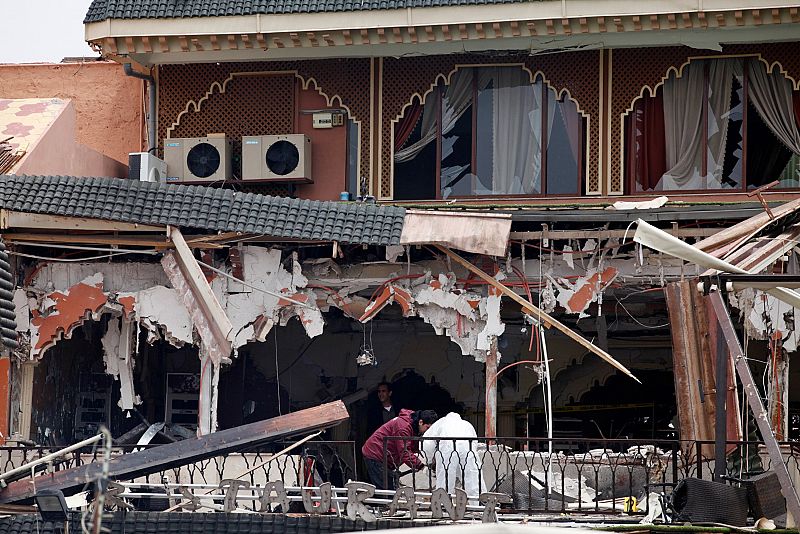 Los investigadores marroquíes, trabajando en el lugar de la explosión para determinar las causas de la misma