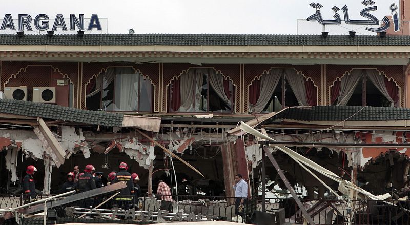 Imagen de los bomberos trabajando en la cafetería