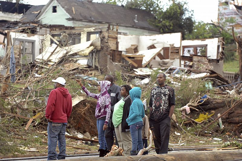 Varios vecinos de Pratt City, Alabama (EEUU), observan los destrozos causados