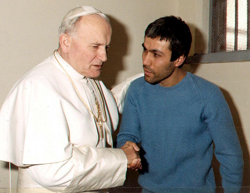 En diciembre de 1983, dos años después del atentado, el papa Juan Pablo II visitó a Ali Agca en la prisión de Coeli en Roma