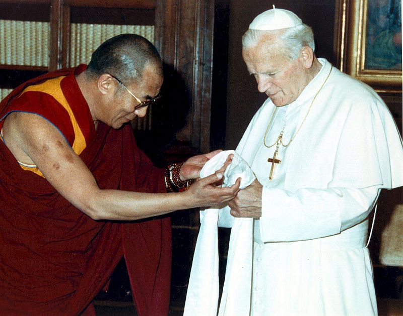 Juan Pablo II fue un firme partidario del diálogo entre religiones: en 1982 recibió en el Vaticano al Dalai Lama