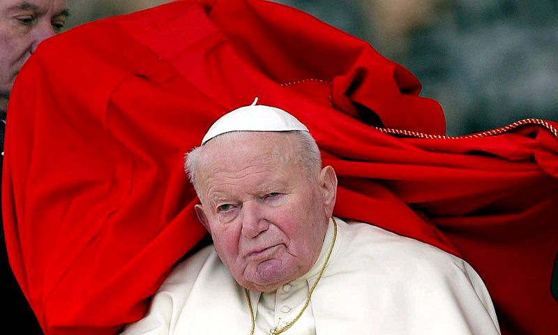 Juan Pablo II fue el primer papa no italiano desde el siglo XVI. Aquí, el 24 de marzo de 2004, durante una audiencia general de los miércoles en Ciudad del Vaticano.