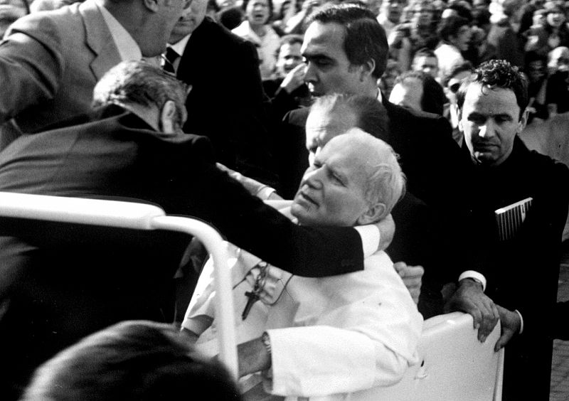 En mayo de 1981, el papa Juan Pablo II fue herido por el turco Ali Agca, quien estuvo a punto de acabar con la vida del Pontífice al dispararle a quemarropa en la plaza de San Pedro del Vaticano