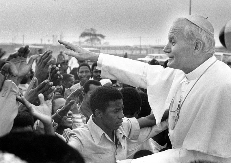 Tras el atentado, el papa no dejó sus viajes. Esta imagen está fechada el 14 de febrero de 1982. Juan Pablo II saluda a un grupo de personas en el aeropuerto en Lagos (Nigeria).