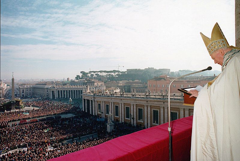 Imagen de archivo tomada el 25 de diciembre de 1997 que muestra al papa Juan Pablo II durante una misa de Navidad en la plaza de San Pedro del Vaticano