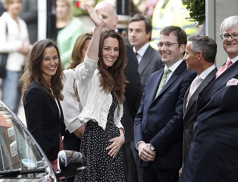 Kate y su hermana Philippa llegan al hotel Goring