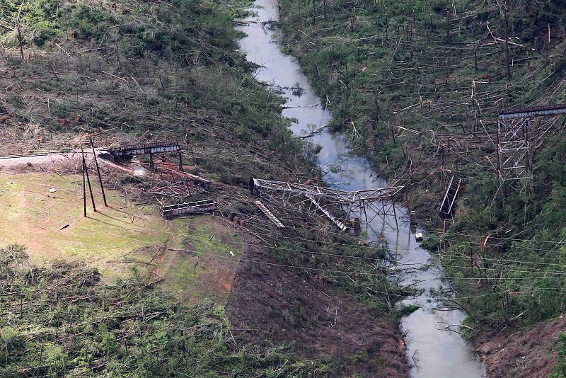 Tuscaloosa ha quedado devastada por el paso de un tornado, que incluso se ha llevado por delante una vía férrea