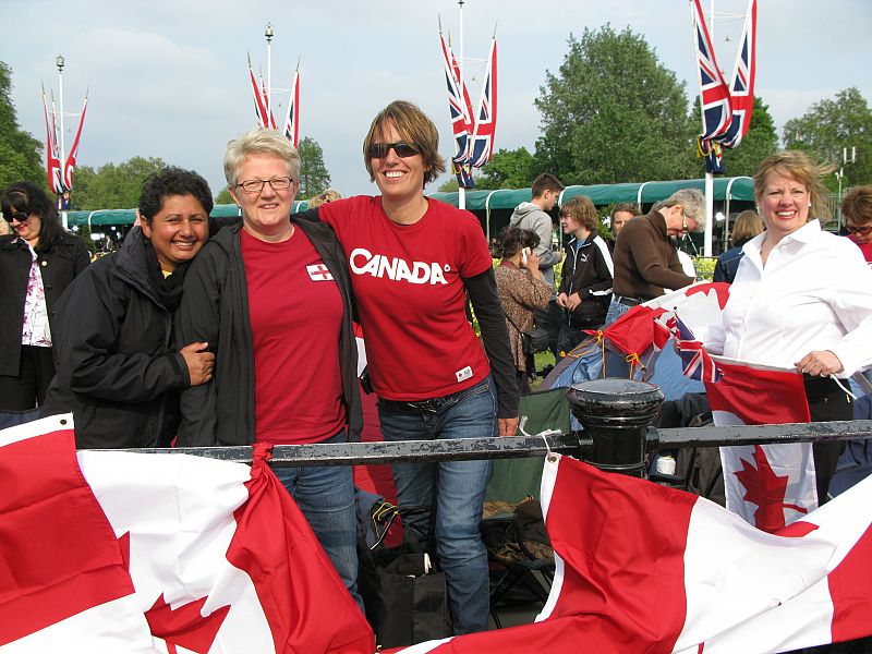 Catherine y sus tres amigas han venido desde Canadá y ya tienen sitio en el Mall para ver llegar a los recién casados a Buckingham.