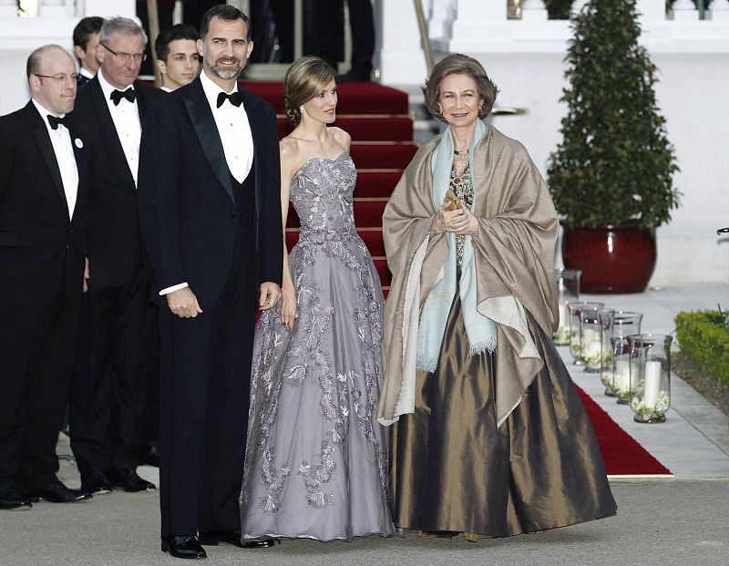 Los príncipes de Asturias y la reina Sofía, antes de entrar a la cena de gala