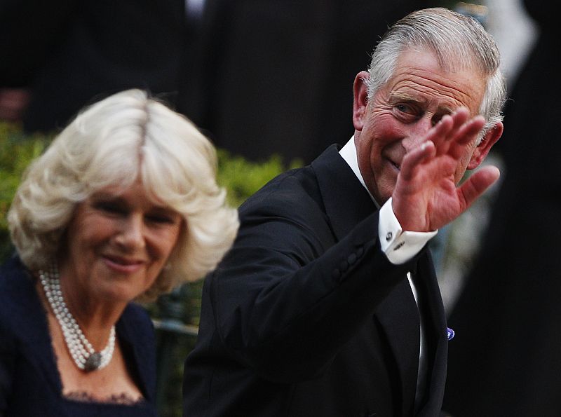 El príncipe Carlos y la duquesa de Cornualles en la cena organizada por Isabel II