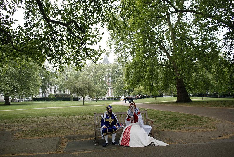 Una pareja disfrazada esperando en St. James Park.