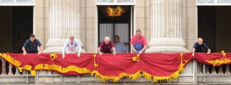Últimos retoques en el balcón del Palacio de Buckingham, desde el que los recién casados saludarán a los ciudadanos.
