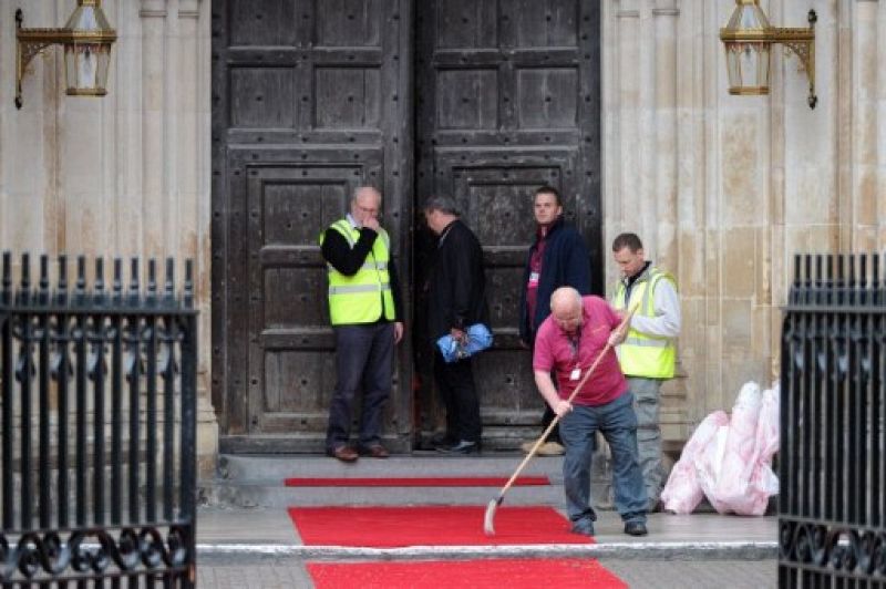 La alfombra roja de la Abadía de Westminster, donde contraerán matrimonio el príncipe Guillermo y Kate Middleton.