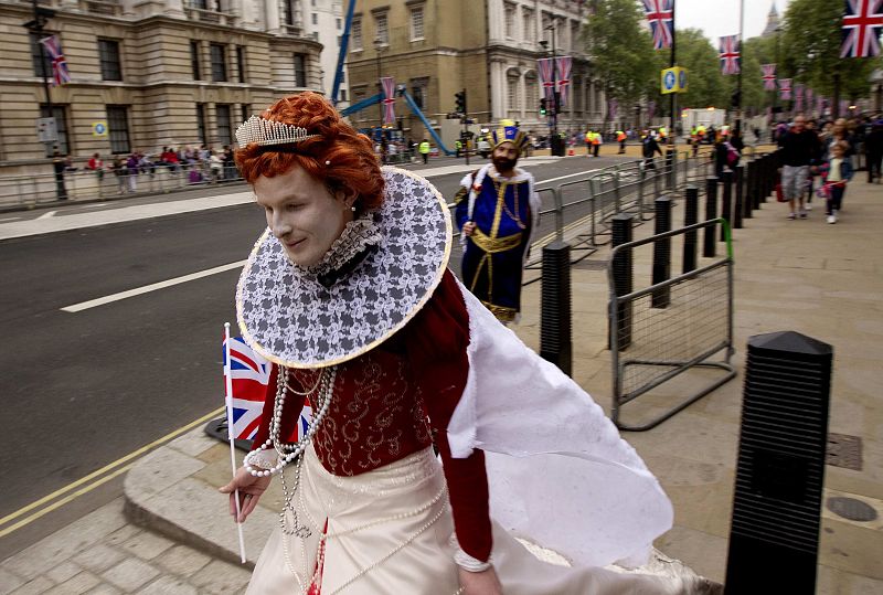 Ambiente festivo en las calles de Londres. En la imagen, un joven disfrazado como una reina medieval.