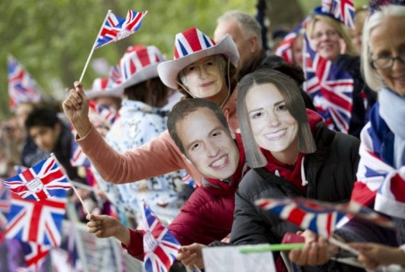 Miles de seguidores de la boda real británica que están acampados en el recorrido nupcial lucen banderas y caretas del príncipe Guillermo y Kate Middleton.