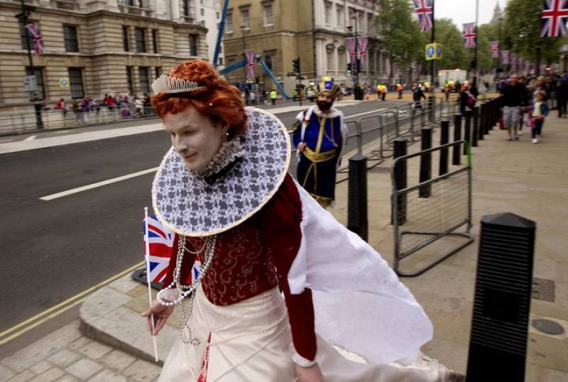 Ambiente festivo en las calles de Londres. En la imagen, un joven disfrazado como una reina medieval. 