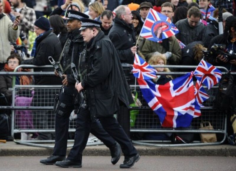 La policía inspecciona el recorrido que efectuarán el príncipe Guillermo y Catherine Middleton por el centro de Londres. g