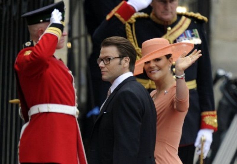 La princesa Victoria de Suecia ha elegido una pamela en color salmón, a juego con su vestido.